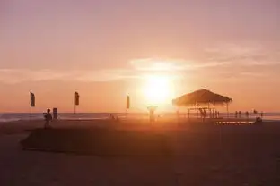 夕阳映照的蒸汽世界